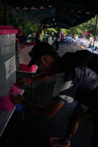 BIB: 
                            <button type="button" onclick="openModal(28158901)" class="btn btn-primary btn-sm float-right btn-popup" data-toggle="modal" data-target=".modal-high-quality">
                        <i class="fas fa-shopping-cart"></i> Add to Cart
                    </button>
                                            <button type="button" onclick="isThisMe(28158901, true)" class="btn btn-success btn-sm float-right btn-popup btn-isme hidden" data-toggle="tooltip" data-placement="bottom" title="นี่คือรูปของคุณใช่ไหม คลิกที่นี่เพื่อเอาเข้าอัลบั้ม">
                        <i class="fas fa-plus"></i> Add to album
                    </button>
                    <button type="button" onclick="isThisMe(28158901, false)" class="btn btn-warning btn-sm float-right btn-popup btn-isnotme hidden">
                        <i class="fas fa-ban"></i> Remove from album
                    </button>